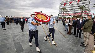 Cumhuriyet Bayramı kutlamaları çelenk töreniyle başladı 