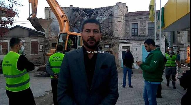 Foça'da hasar gören 3 bina ekipler tarafından yıkıldı