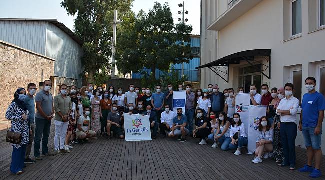 Gençlik derneklerinin temsilcileri İzmir'de buluştu  