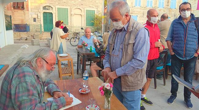 Yazar Ahmet Önel "Foça Mektupları"nı söyleşiyle imzaladı