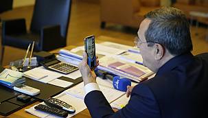 Başkan Batur'dan öğretmenine  'pandemiye özel' kutlama 