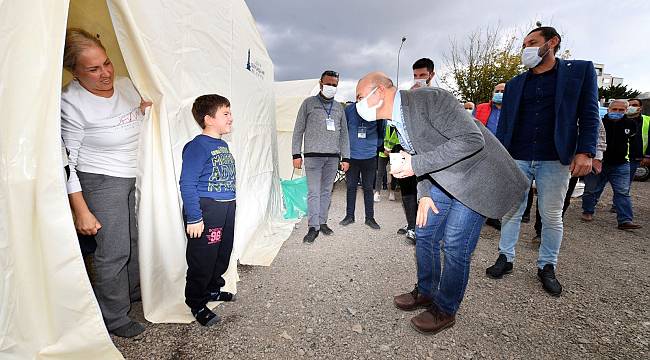 ​Başkan Soyer'den çadırdaki depremzedelere ziyaret 