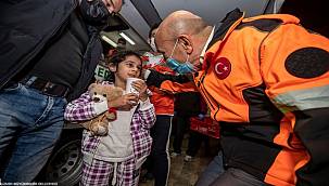 Başkan Soyer'den depremzedelere moral ziyareti