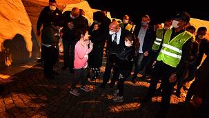 Başkan Soyer depremzedeleri ziyaret etti 