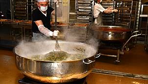 Büyükşehir Aşevi depremzedeler için gece gündüz iş başında  