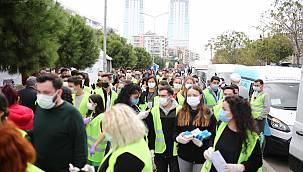 Depremzedelere gelen yardımlar dağıtılıyor 