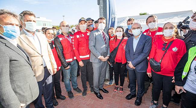 İmamoğlu, İzmir'de depremzedeleri ziyaret etti 