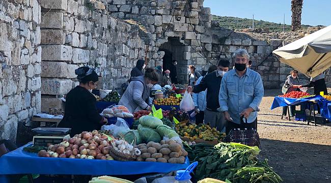 Sığacık Kaleiçi Pazarı tezgahlarını yeniden kurdu 