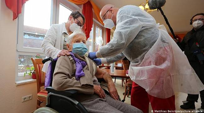 Almanya'da ilk koronavirüs aşısı 101 yaşındaki kadına yapıldı 
