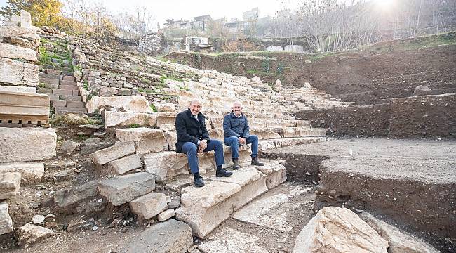 Başkan Soyer Smyrna Antik Tiyatrosu'ndaki kazı çalışmalarını inceledi  