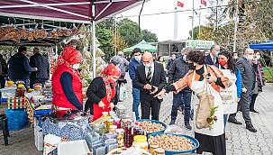 Başkan Soyer yılbaşı alışverişini Kültürpark Üretici Pazarı'nda yaptı 