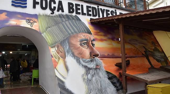 Foça balık hali duvarında grafiti 