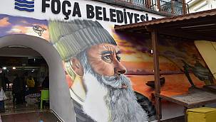 Foça balık hali duvarında grafiti 