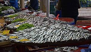 Aliağa Yeni Mahalle Kapalı Pazar Yeri'nde Yılın İlk Pazarı Kuruldu 