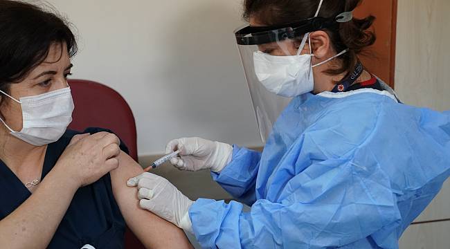 EÜ'de  6 bin sağlık çalışanına aşının ilk dozu yapıldı 