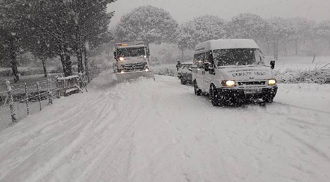 İzmir Büyükşehir Belediyesi ekipleri karla mücadelesini sürdürüyor 