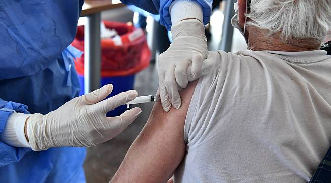 İzmir Büyükşehir Belediyesi Sosyal Yaşam Kampüsü'nde ilk doz aşılar yapıldı 