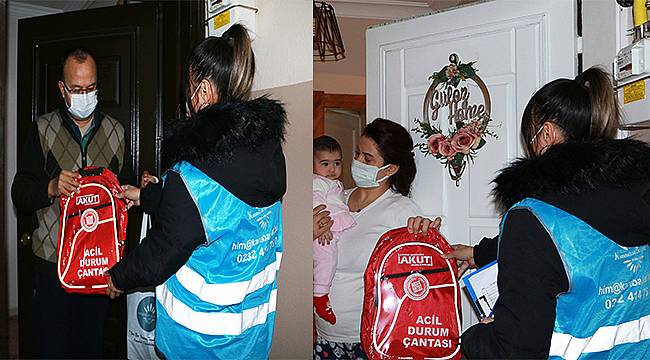 Karabağlar'da deprem çantaları dağıtıldı 