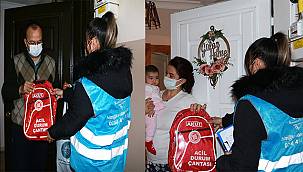 Karabağlar'da deprem çantaları dağıtıldı 