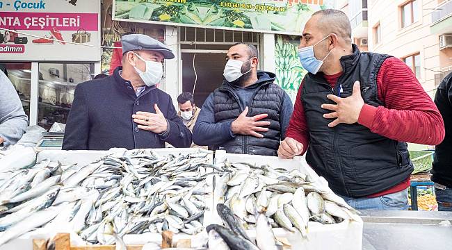 ​Soyer çifti pazar alışverişini Bayındır üreticisinden yaptı 