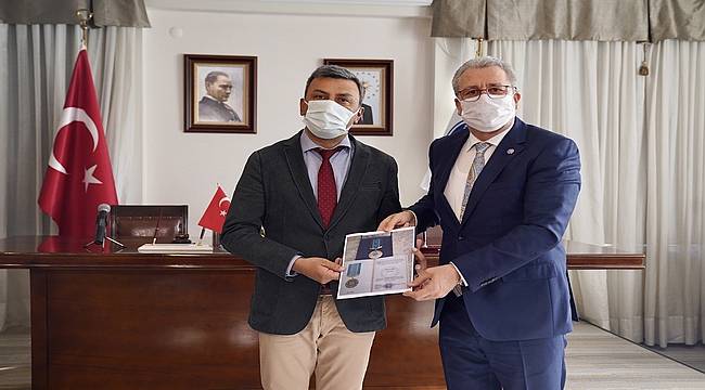 Türk Dünyası'nın prestijli ödülü Ege Üniversitesine geldi 