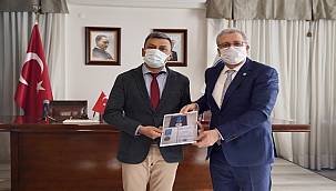 Türk Dünyası'nın prestijli ödülü Ege Üniversitesine geldi 