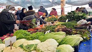 Aliağa'da pazar tezgahları kışlık sebze ve meyvelerle şenlendi
