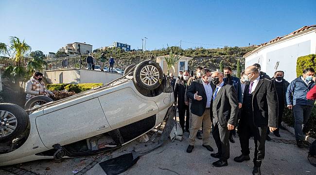 Başkan Soyer hortumun vurduğu Alaçatı'da...