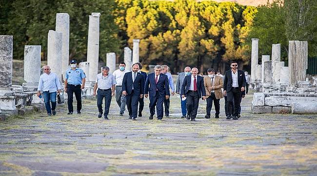 Büyükşehir'den Bergama'da Zeus Sunağı toplantısı 