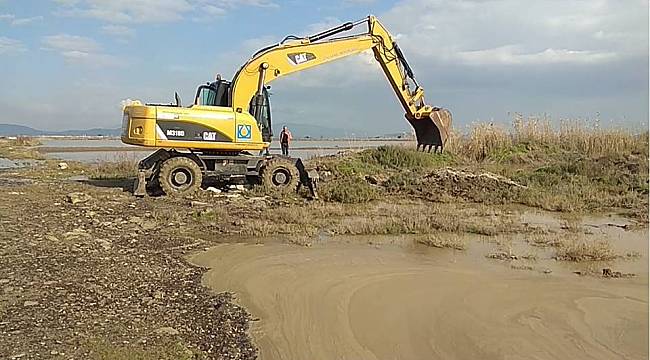 Foça'da tarım arazilerini basan sular tahliye edilmeye çalışılıyor 