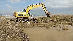 Foça'da tarım arazilerini basan sular tahliye edilmeye çalışılıyor 