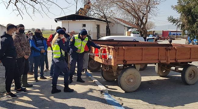 Foça jandarmadan çiftçilere reflektör ve güvenli traktör kullanımı eğitimi