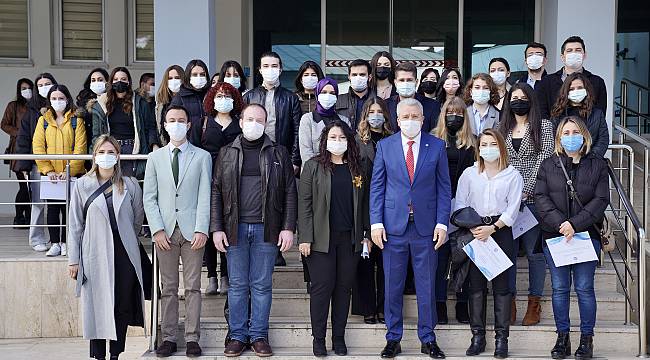 Başarılı doktora öğrencileri sertifikalarını Rektör Budak'ın elinden aldı 