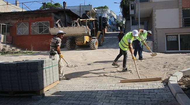 Bayraklı'da 24 mahalleye 43 bin metrekare kilit parke  