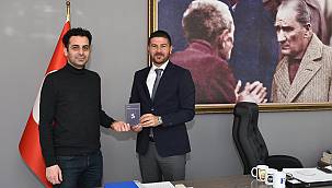 Foçalı genç şair, yeni kitabını Başkan Fatih Gürbüz için imzaladı