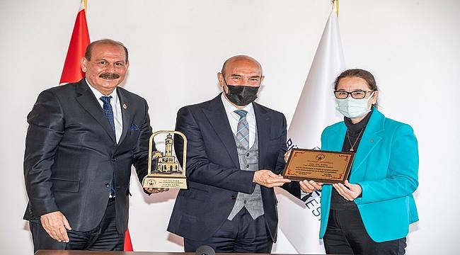 İzmir Konfederasyonu'ndan Başkan Soyer'e ödül 