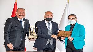 İzmir Konfederasyonu'ndan Başkan Soyer'e ödül