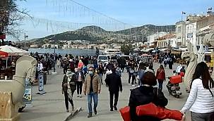 Vatandaş soluğu Foça'da aldı