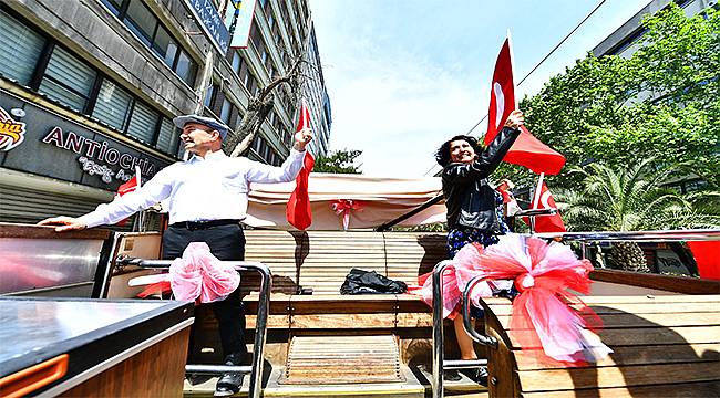 Başkan Soyer İzmirlileri otobüs üzerinden selamladı:  