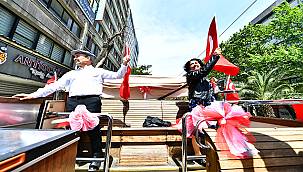 Başkan Soyer İzmirlileri otobüs üzerinden selamladı:  