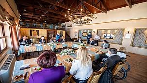 Başkan Soyer kadın belediye başkanları ile buluştu 