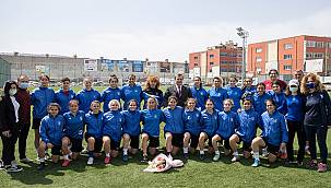Batur'dan kadın futbolculara moral ziyareti 