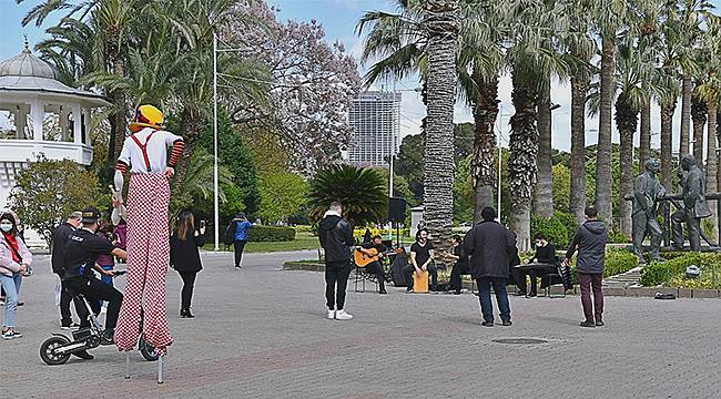 Büyükşehir hem İzmir'i sanatla buluşturdu hem sanatçılara destek oldu 