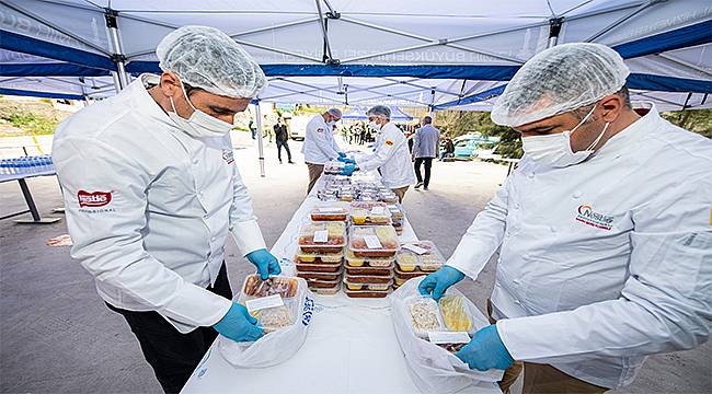 Dayanışma büyüyor:  İzmirliler 10 bin iftar yemeğini ihtiyaç sahiplerine bağışladı