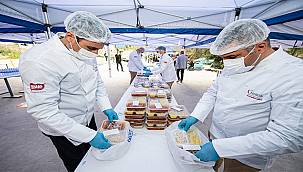 Dayanışma büyüyor:  İzmirliler 10 bin iftar yemeğini ihtiyaç sahiplerine bağışladı