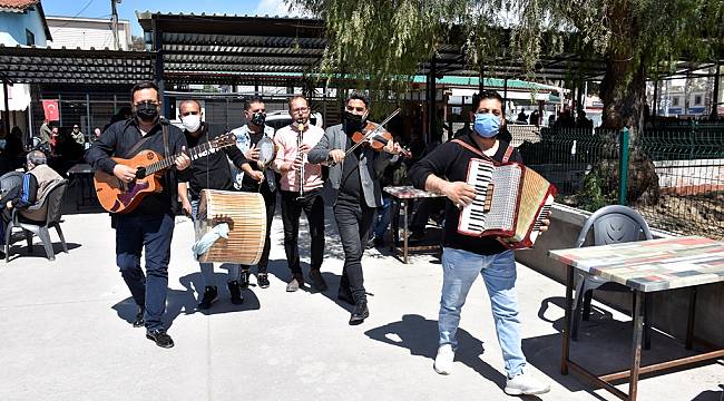 Dikili Belediyesi'nden Müzisyenlere Destek 