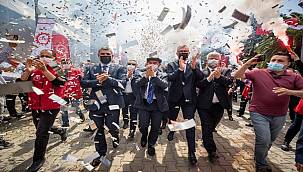 İzmir Büyükşehir Belediyesi çalışanları 1 Mayıs'ı toplu sözleşmeyle kutladı 