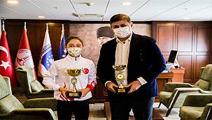 Karşıyakalı milli tenisçi Başkan Tugay'ı ziyaret etti 