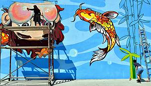 Okul duvarlarına denizi taşıyorlar 