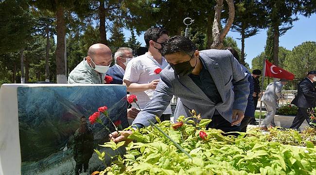 Aliağa'da şehitliğe ve şehit ailelerine bayram ziyareti 